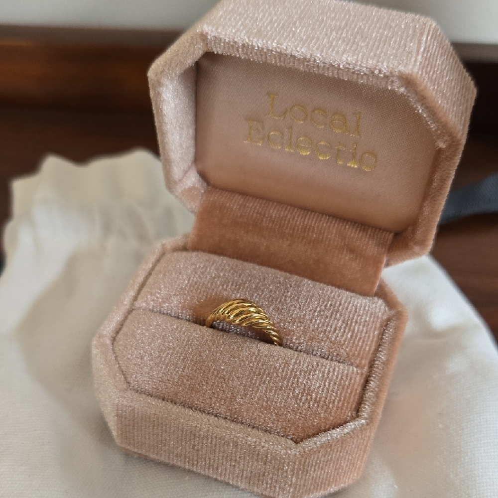 Local Eclectic Twisted Signet Ring 9k Solid Gold Sz 4